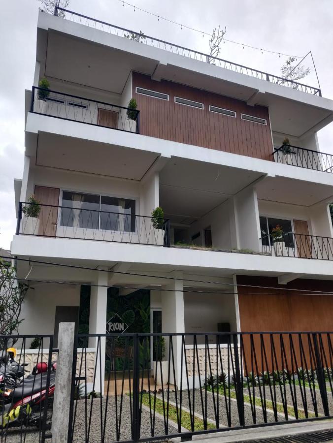 Rion Hostel Bogor Esterno foto