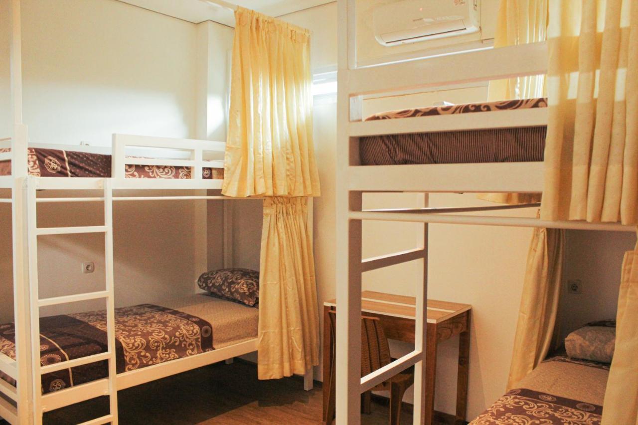 Rion Hostel Bogor Esterno foto