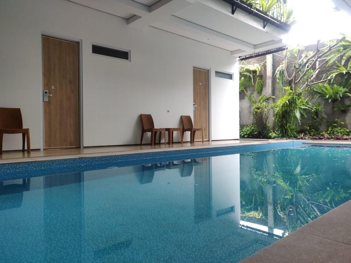 Rion Hostel Bogor Esterno foto