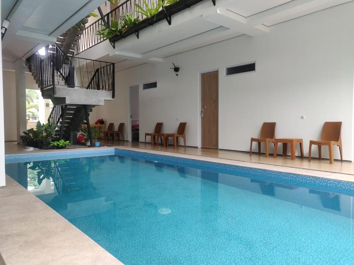 Rion Hostel Bogor Esterno foto
