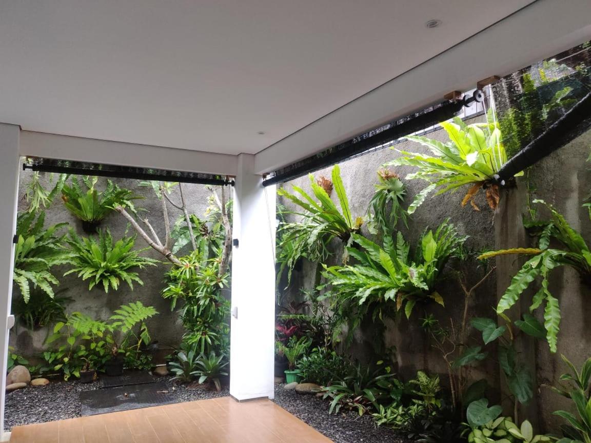 Rion Hostel Bogor Esterno foto