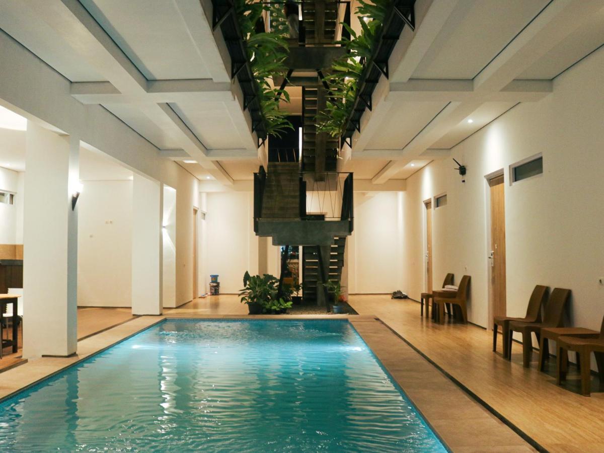 Rion Hostel Bogor Esterno foto