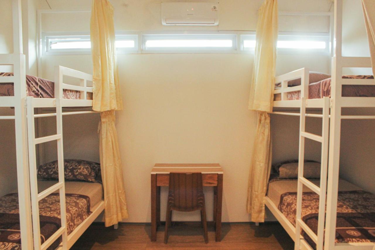 Rion Hostel Bogor Esterno foto