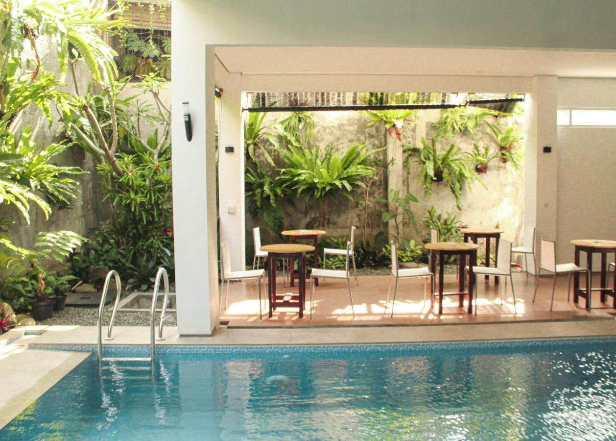 Rion Hostel Bogor Esterno foto